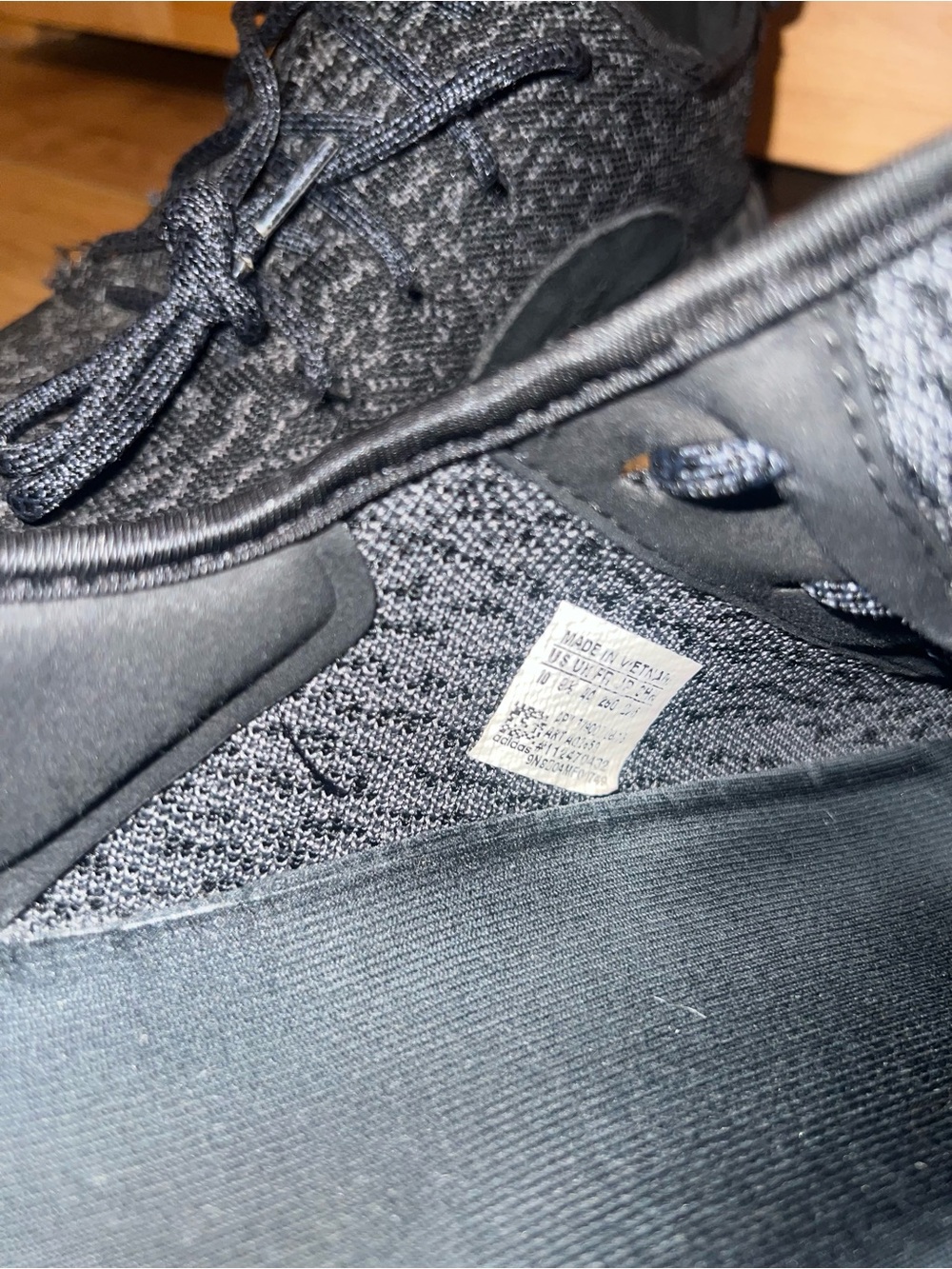 Size 10 Yeezy 350 v1 black pirate original release - Yeezy sneakers - pre owned - Picture 5 of 9
